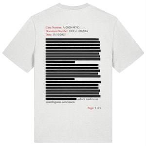 Può includere: T-shirt grigio chiaro con un design di documento nero oscurato sul retro. Il design include un numero di caso, un numero di documento e una data in rosso, insieme al testo "-which leads to an unambiguous conclusion." e "Page: 3 of 4."