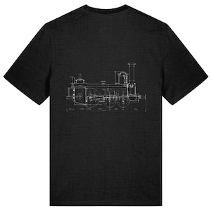 Może przedstawiać: Czarny t-shirt z krótkim rękawem z białym rysunkiem liniowym parowozu na środku klatki piersiowej. Grafika przedstawia techniczne schematy inżynieryjne pociągu, w tym koła, kocioł oraz elementy komina.