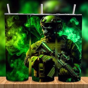 Puede incluir: Un vaso con una ilustración digital de un soldado con cara de calavera en uniforme militar, sosteniendo un rifle. El diseño incorpora tonos de verde y negro, con efectos de humo verde. El vaso tiene una pajita plateada.