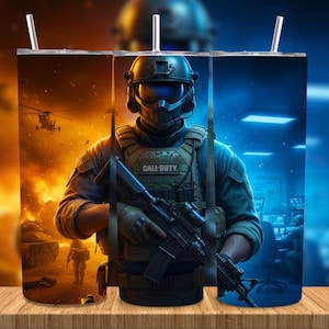 Op de afbeelding: Een geïsoleerde beker met een rietje, met een militair thema. Het ontwerp toont een soldaat in tactische uitrusting met een geweer, met de tekst "CALL OF DUTY". De achtergrond toont een slagveldscène met explosies en een helikopter.