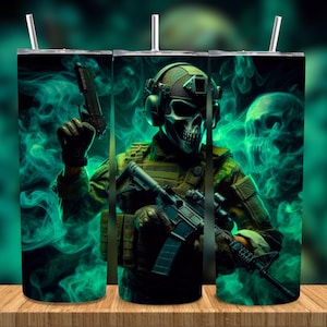 Puede incluir: Un vaso con un soldado con rostro de calavera, que lleva un casco y equipo táctico, sosteniendo un rifle y una pistola. El diseño incluye humo verde e imágenes de calaveras. El vaso tiene una pajita.