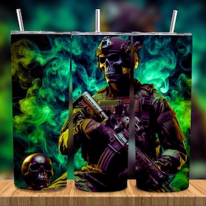 Puede incluir: Juego de tres vasos de acero inoxidable con un diseño envolvente que presenta a un soldado con rostro de calavera sosteniendo un rifle, sobre un fondo de humo verde y amarillo. Cada vaso incluye una pajita.