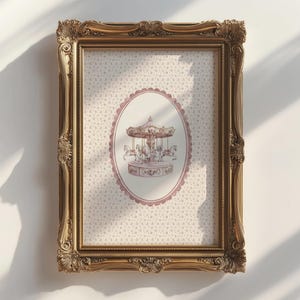Könnte beinhalten: Gerahmter Druck mit einer Karussell-Illustration in einem goldenen, verzierten Rahmen. Das Karussell ist in einem zarten Rosa innerhalb eines ovalen Rahmens dargestellt, vor einem gepunkteten Hintergrund. Der Rahmen hat detaillierte Schnitzereien.