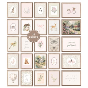 Könnte beinhalten: Eine Sammlung von 25 gerahmten Kunstdrucken mit Vintage-Ästhetik. Die Drucke zeigen Aquarellillustrationen von Tieren, Blumen und inspirierenden Zitaten in sanften Pastellfarben. Jeder Druck ist in einem Holzrahmen.