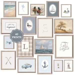 Peut inclure: Une collection de 40 impressions d'art encadrées avec diverses illustrations à l'aquarelle. Les impressions présentent des thèmes nautiques, des canards, des voiliers, du golf et des citations inspirantes. Les cadres sont de couleur marron clair.