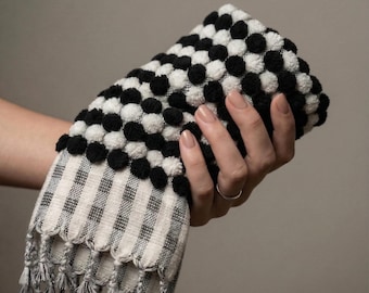 Das Pom Pom Dot türkische Haartuch | Schwarz & Elfenbein Strukturhandtuch | Graphisches Schachbrett-Gästetuch | Modernes Eitelkeitsdekor Geschenk