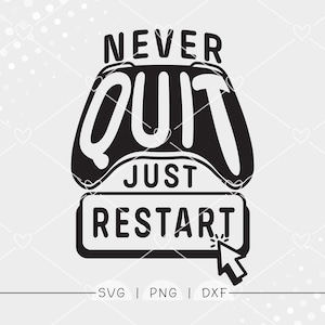 Può includere: Grafica in bianco e nero con un controller di gioco e le parole "NEVER QUIT JUST RESTART". Un cursore del computer punta alla parola "RESTART". La parte inferiore dell'immagine include "SVG | PNG | DXF".