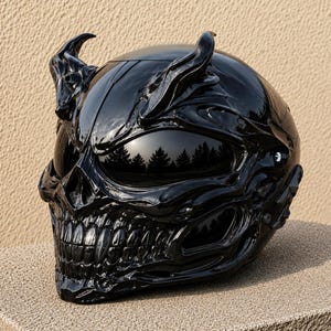 Puede incluir: Casco de motocicleta negro brillante con diseño de calavera. El casco presenta una cara de calavera detallada, cuernos y una visera reflectante. El diseño incluye detalles intrincados y una estética amenazante.