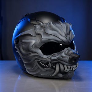 Puede incluir: Casco de moto negro mate con un diseño detallado de cara de lobo gris. Las características del lobo incluyen dientes afilados, una nariz prominente y una expresión feroz. El casco tiene una visera oscura.