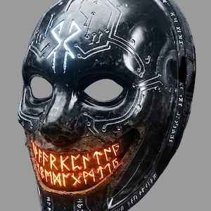 Op de afbeelding: Een zwart masker met een printplaatontwerp en gloeiende oranje runen in de mond. Het masker heeft ooggaten en is gemaakt van een glanzend, getextureerd materiaal. De runen zijn verlicht, wat een opvallend visueel effect creëert.