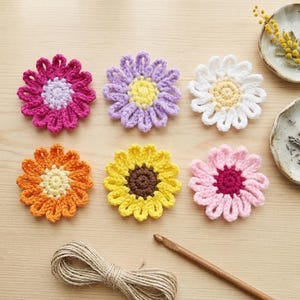 Flerfärgade virkade blommönster - DIY-blomapplikationer för jeans, väskor och jackor - Handgjorda garnprästkrageutsmyckningar - Set med