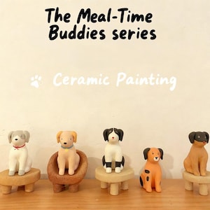 Puede incluir: Una colección de figuras de perros de cerámica en varios colores, incluyendo blanco, beige y negro, cada una colocada sobre pequeños taburetes de madera. El texto "The Meal-Time Buddies series" y "Ceramic Painting" se muestran arriba.