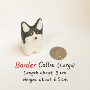 Peut inclure: Figurine de Border Collie en céramique, noir et blanc, avec un petit nez rond et deux petits yeux. La figurine mesure environ 6,5 cm de haut et 3 cm de long. Une pièce de monnaie est à côté de la figurine pour la comparaison de taille.