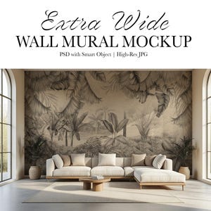 Puede incluir: Una maqueta de diseño de interiores con un gran mural de pared con un diseño de selva tropical. La habitación incluye un sofá seccional beige, una mesa de centro de madera y plantas en macetas. El texto "Extra Wide WALL MURAL MOCKUP" se muestra en la parte superior.