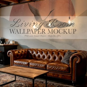Könnte beinhalten: Ein Wohnzimmer-Tapeten-Mockup mit einem braunen Chesterfield-Ledersofa, einem Holztisch und einem gemusterten Teppich. Die Wand zeigt ein Wandbild mit einem Vogeldesign und dem Text "Living Room Wallpaper Mockup".