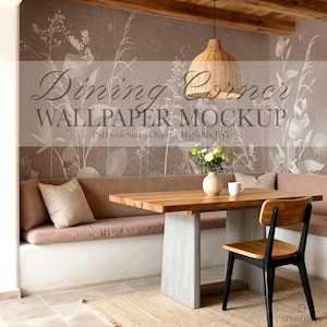 Może przedstawiać: Makieta jadalni z drewnianym stołem na jasnoszarej podstawie, drewnianym krzesłem i wbudowaną ławką z różowymi poduszkami. Tło obejmuje tapetę w kwiaty i plecioną lampę wiszącą. Widoczny jest tekst "Dining Corner WALLPAPER MOCKUP".