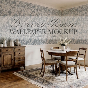 Może przedstawiać: Makieta jadalni z okrągłym drewnianym stołem i czterema krzesłami, drewnianą szafką i wzorzystym dywanem. Ściany zdobią kwiatowe tapety. Widoczny jest tekst "Dining Room Wallpaper Mockup".