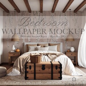 Pode incluir: Interior de quarto com cama, baú de madeira e cesta de vime. O quarto tem uma paleta de cores neutras com papel de parede floral e vigas de madeira. O texto "Bedroom Wallpaper Mockup" é visível. Decoração com candeeiros e mesas de cabeceira.