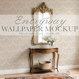 Könnte beinhalten: Ein verzierter goldener Spiegel hängt über einem Holztisch mit einem Weidenkorb. Die Wand ist mit einer beigefarbenen Damasttapete bedeckt. Der Text "Entryway Wallpaper Mockup" ist an der Wand zu sehen.