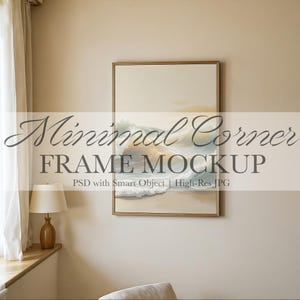 Puede incluir: Una obra de arte enmarcada que representa una escena de playa con una ola rompiendo en la orilla. La obra de arte está en un marco de madera clara y cuelga de una pared beige. El texto "Minimal Corner FRAME MOCKUP" está superpuesto en la imagen.