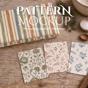Puede incluir: Una tela doblada con rayas verticales en azul, verde y naranja apagados, acompañada de tres muestras de tela rectangulares con patrones florales en verde oliva, naranja óxido y azul sobre fondo crema con texto superpuesto.