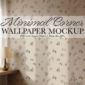 Może przedstawiać: Beżowa makieta tapety z powtarzającym się wzorem małych, ciemnoszarych liści. Tekst "Minimal Corner WALLPAPER MOCKUP" jest wyświetlany u góry. Złota lampa stoi na drewnianej półce.