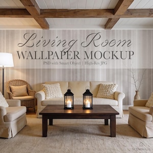 Può includere: Mockup di soggiorno con un divano beige, due poltrone e un tavolino in legno scuro. Due lanterne nere con candele accese sono sul tavolo. Lo sfondo include carta da parati a righe e un soffitto in legno.