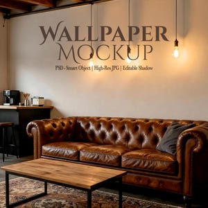 Könnte beinhalten: Ein Wohnzimmer mit einem braunen Chesterfield-Ledersofa, einem Couchtisch aus Holz mit schwarzem Metallrahmen und einem gemusterten Teppich. Die Wand zeigt den Text "WALLPAPER MOCKUP". Drei Pendelleuchten hängen.