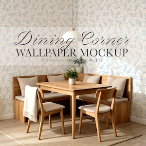 Peut inclure: Maquette d'un coin repas avec une table et des chaises en bois, une banquette intégrée avec des coussins et un papier peint à motifs. Le texte "Dining Corner WALLPAPER MOCKUP" est affiché. Une petite plante est sur la table.
