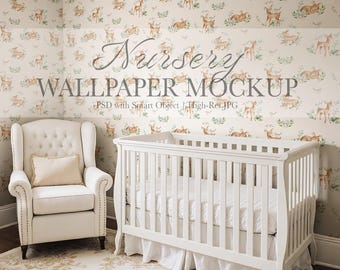 Könnte beinhalten: Ein Kinderzimmer-Mockup mit einem weißen Babybett mit Rock, einem Ohrensessel und einem floralen Teppich. Die Wände sind mit Tapeten mit Hirsch- und Blumenmustern verziert. Der Text "Nursery Wallpaper Mockup" wird angezeigt.