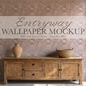Może przedstawiać: Drewniana komoda z dwiema szufladami i dwiema drzwiami, zwieńczona brązowym wazonem i wiklinowym koszem. Tło przedstawia wzór tapety w kwiaty z tekstem "Entryway Wallpaper Mockup".
