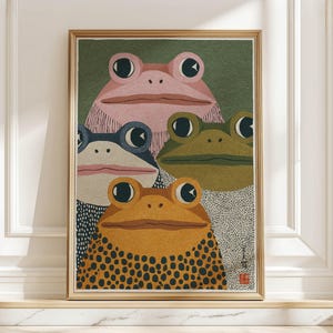 Puede incluir: Una impresión artística enmarcada con cuatro ilustraciones de ranas estilizadas. Las ranas tienen ojos grandes y expresivos y están en tonos de rosa, azul, verde y naranja. La obra de arte tiene una apariencia texturizada y un fondo verde.
