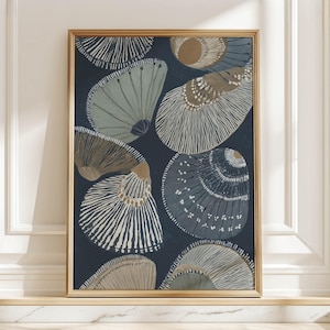 Puede incluir: Impresión artística enmarcada con un patrón de diseños estilizados en forma de abanico en tonos azules, beige y blanco sobre un fondo azul oscuro. La obra de arte está encerrada en un marco dorado, añadiendo un toque de elegancia. El tema general es abstracto y decorativo.