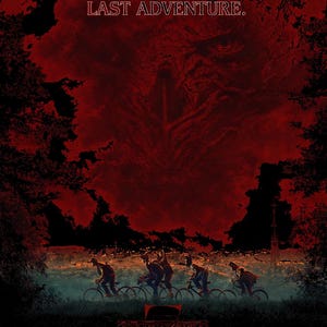 Könnte beinhalten: Poster für die Fernsehserie Stranger Things. Das Bild zeigt einen roten Himmel mit den Worten "ONE LAST ADVENTURE". Silhouetten fahren mit Fahrrädern über ein grünes Feld. Das Logo der Show befindet sich unten.