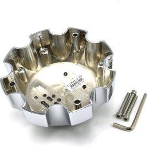 Pu&ograve; includere: Un coprimozzo cromato lucido con un bordo smerlato, con un'indentazione centrale e diversi fori di montaggio. Include tre bulloni e una chiave a brugola. Il coprimozzo ha il testo "1079L 170" e "2019-04-10".