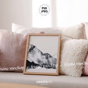 Maqueta de marco de madera sobre sofá en formato Psd y Jpeg, descarga digital.