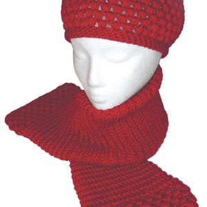 Peut inclure: Un ensemble de bonnet et écharpe en crochet rouge. Le bonnet est de style béret mou et l'écharpe est de forme rectangulaire longue.