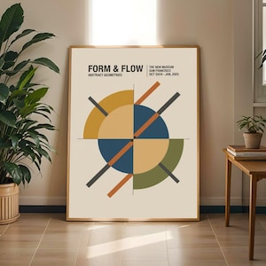 Könnte beinhalten: Ein gerahmter Kunstdruck mit dem Text "FORM & FLOW" und "ABSTRACT GEOMETRIES". Das Kunstwerk zeigt ein geometrisches Design mit einem Kreis, der in Quadranten aus Blau, Gelb und Grün unterteilt ist, die von orangefarbenen und schwarzen Linien gekreuzt werden. Der Text "THE NEW MUSEUM SAN FRANCISCO OCT 2024-JAN, 2025" ist ebenfalls vorhanden.
