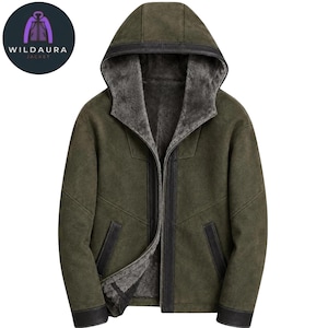 Peut inclure: Une veste à capuche vert olive avec une doublure en fausse fourrure gris foncé, dotée d'une fermeture éclair, de bordures sombres sur la capuche, les poignets et les poches, et d'un logo circulaire avec le texte WILDAURA JACKET.