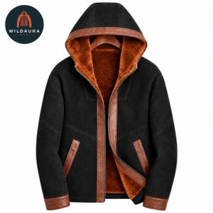 Peut inclure: Une veste à capuche noire avec des bordures en cuir marron le long de la fermeture éclair, du bord de la capuche, des poignets et des poches. L'intérieur est doublé d'une épaisse polaire marron texturée. Le logo WILDAURA JACKET est visible.
