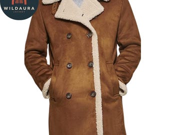Könnte beinhalten: Brauner Wildleder-ähnlicher Mantel mit cremefarbenem Shearling-Futter und -Besatz. Der zweireihige Mantel hat dunkelbraune Knöpfe und einen breiten Reverskragen. Das Wildaura Jacket-Logo ist oben links sichtbar.