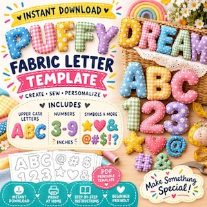Puede incluir: Una plantilla digital para coser letras, números y símbolos de tela. La imagen muestra caracteres de tela rellenos, coloridos y estampados, incluyendo letras, números, estrellas, corazones y símbolos, junto con plantillas de papel.