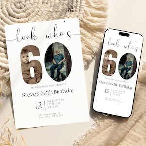 Puede incluir: Una invitación y una pantalla de teléfono inteligente muestran un anuncio de cumpleaños. El texto dice "look who's 60" con una foto de un niño y un adulto. La invitación incluye la fecha, la hora y el lugar de la celebración.