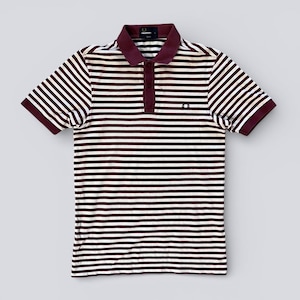 Könnte beinhalten: Gestreiftes Polohemd in Burgunderrot und Weiß mit Knopfkragen. Das Shirt hat kurze Ärmel und ein kleines Logo auf der Brust. Kragen und Ärmelbündchen sind einfarbig bordeauxrot.