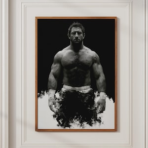 Puede incluir: Un retrato en blanco y negro en un marco de madera que muestra a una persona musculosa y sin camisa con vendas en las manos. La figura está centrada sobre un fondo oscuro, con la parte inferior de la imagen disolviéndose en trazos de tinta negra.