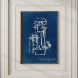 Könnte beinhalten: Ein gerahmter Kunstdruck mit einer weißen technischen Blaupause einer mechanischen Motorkomponente auf dunkelblauem Hintergrund. Das detaillierte Schema zeigt verschiedene Innenteile und enthält einen kleinen Textblock in der unteren Ecke.
