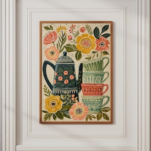 Op de afbeelding: Een ingelijste muurkunstprint met een donkerblauwe theepot met bloemenpatroon naast een verticale stapel van vier theekopjes in tinten groen en oranje. De compositie is omringd door diverse gele, oranje en roze bloemen en groene bladeren.