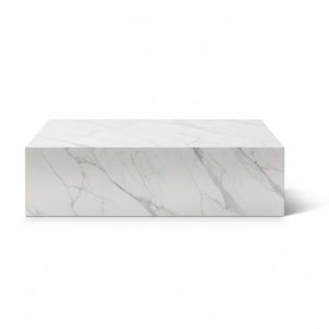 Puede incluir: Una mesa de centro rectangular de mármol blanco con vetas grises. La mesa tiene un diseño sólido en forma de bloque y está sobre un fondo blanco. La mesa mide aproximadamente 122 cm de largo, 61 cm de ancho y 41 cm de alto.