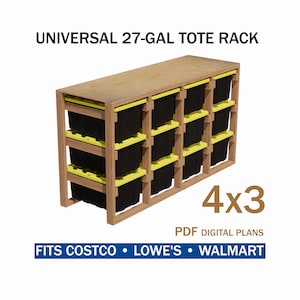 Peut inclure: Un rayonnage de rangement en bois avec 12 bacs de rangement noirs avec des couvercles jaunes. Le rayonnage est étiqueté "UNIVERSAL 27-GAL TOTE RACK" et "4x3". Le bas de l'image contient le texte "FITS COSTCO • LOWE'S • WALMART".