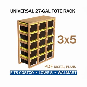 Puede incluir: Un estante de almacenamiento de madera con 15 contenedores negros y amarillos, etiquetado como "UNIVERSAL 27-GAL TOTE RACK" y "3x5". El estante está diseñado para adaptarse a los contenedores de Costco, Lowe's y Walmart. La imagen también incluye el texto "PDF DIGITAL PLANS".